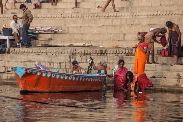 Varanasi India November Hindu Pilgrims Take Holy Bath River Ganges — ストック写真