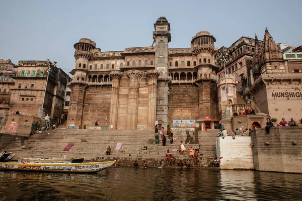 Varanasi India December Hindus Perform Ritual Puja Dawn Ganges River — Zdjęcie stockowe