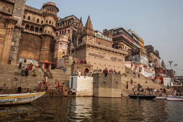 Varanasi India December Hindus Perform Ritual Puja Dawn Ganges River — Zdjęcie stockowe