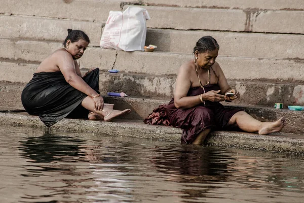 Varanasi India November Hindu Pilgrims Take Holy Bath River Ganges — Fotografia de Stock