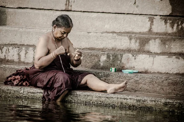 Varanasi November Unidentified Hindu Women Sacred Ganges River Banks Dashashwamedh — Stockfoto