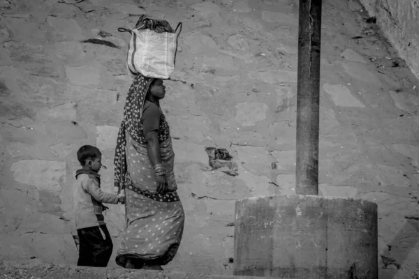 Varanasi November Unidentified Hindu Women Sacred Ganges River Banks Dashashwamedh — Foto de Stock