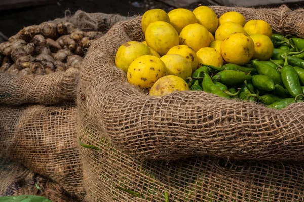 Biber Limon Asya Pazarında Satılık Organik Gıda Arka Plan — Stok fotoğraf