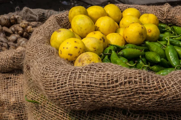 Biber Limon Asya Pazarında Satılık Organik Gıda Arka Plan — Stok fotoğraf