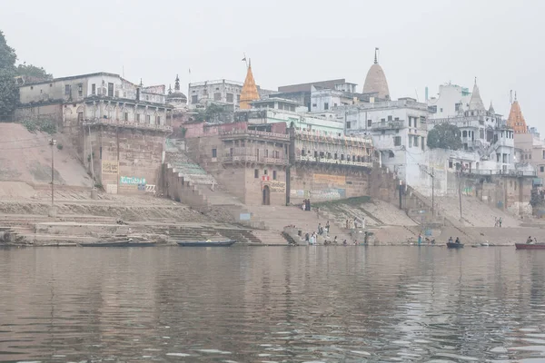 Varanasi India December Hindus Perform Ritual Puja Dawn Ganges River — Zdjęcie stockowe