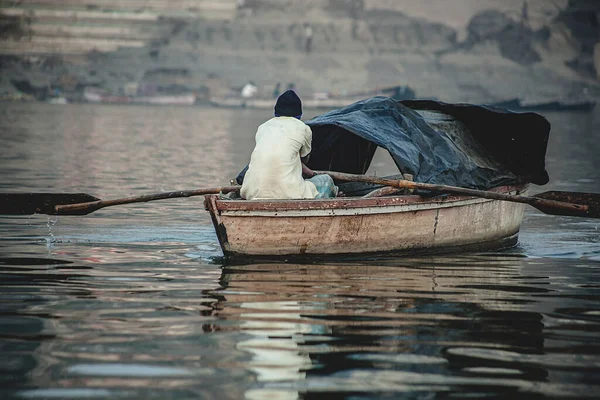 Varanasi India November 2013 Man Sailing Boat Ganges River Kumbh — Stok fotoğraf