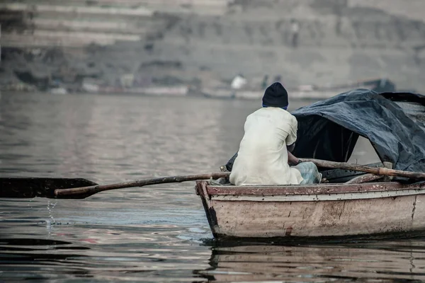 Varanasi India November 2013 Man Sailing Boat Ganges River Kumbh — Stok fotoğraf