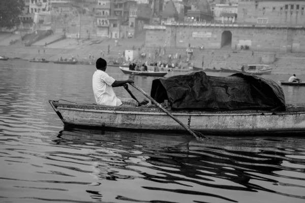 Varanasi India November 2013 Man Sailing Boat Ganges River Kumbh — Stockfoto