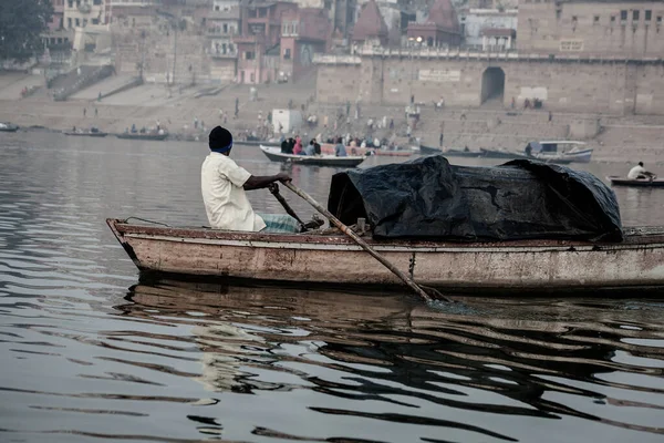 Varanasi India November 2013 Man Sailing Boat Ganges River Kumbh — Stockfoto