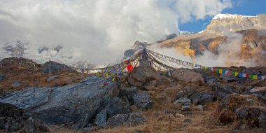Annapurna Base Camp, Nepal, bayraklı küçük Tapınak