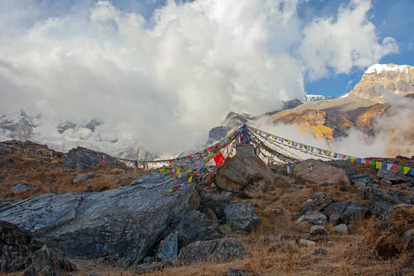 Pequeno Templo Com Bandeiras Acampamento Base Annapurna Nepal — Fotografia de Stock