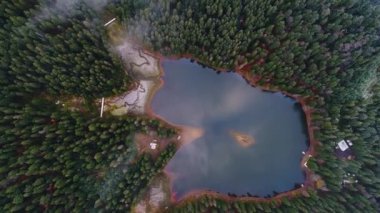 Synevyr Gölü üst görünümü kuadkopter, Karpatlar, Ukrayna