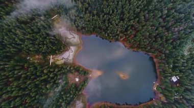 Synevyr Gölü üst görünümü kuadkopter, Karpatlar, Ukrayna