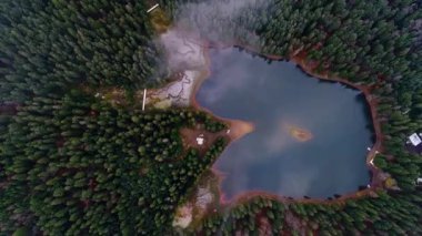 Synevyr Gölü üst görünümü kuadkopter, Karpatlar, Ukrayna