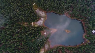 Synevyr Gölü üst görünümü kuadkopter, Karpatlar, Ukrayna