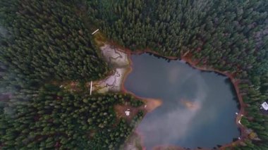 Synevyr Gölü üst görünümü kuadkopter, Karpatlar, Ukrayna