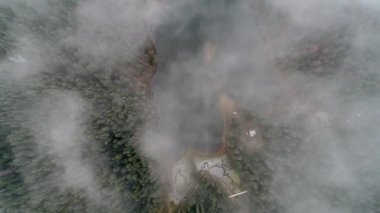 Synevyr Gölü üst görünümü kuadkopter, Karpatlar, Ukrayna