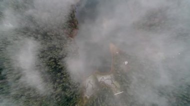 Synevyr Gölü üst görünümü kuadkopter, Karpatlar, Ukrayna