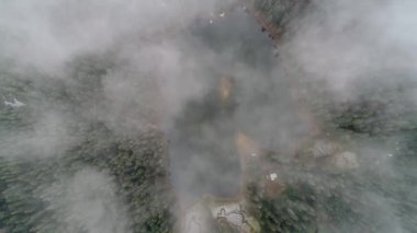 Synevyr Gölü üst görünümü kuadkopter, Karpatlar, Ukrayna