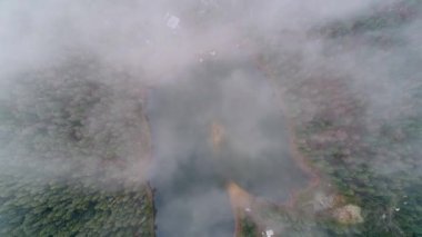 Synevyr Gölü üst görünümü kuadkopter, Karpatlar, Ukrayna