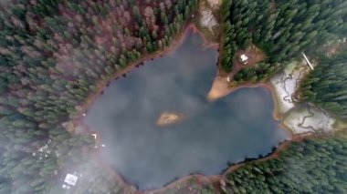 Synevyr Gölü üst görünümü kuadkopter, Karpatlar, Ukrayna