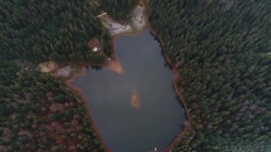 Synevyr Gölü üst görünümü kuadkopter, Karpatlar, Ukrayna