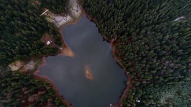 Synevyr Gölü üst görünümü kuadkopter, Karpatlar, Ukrayna