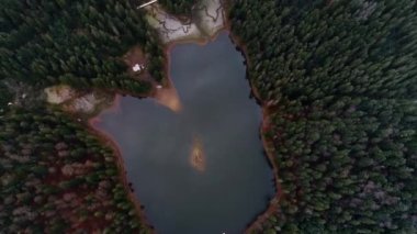 Synevyr Gölü üst görünümü kuadkopter, Karpatlar, Ukrayna