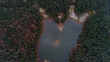 Synevyr Gölü üst görünümü kuadkopter, Karpatlar, Ukrayna