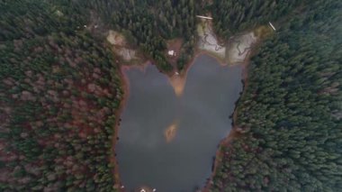 Synevyr Gölü üst görünümü kuadkopter, Karpatlar, Ukrayna