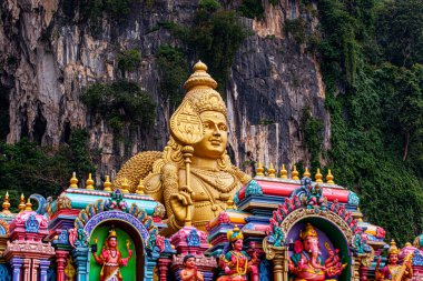 Batu Mağaraları 'ndaki büyük Hindu tanrısı Murugan heykeli ve Malezya' daki ünlü yer.