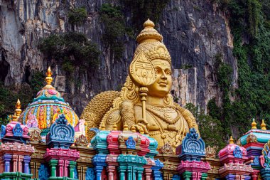 Batu Mağaraları 'ndaki büyük Hindu tanrısı Murugan heykeli ve Malezya' daki ünlü yer.