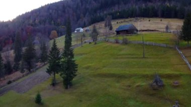 Sonbaharda Karpatlar, sonbaharda sabah manzarası, Ukrayna