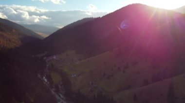 Sonbaharda Karpatlar, sonbaharda sabah manzarası, Ukrayna