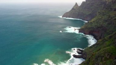 Atlantik Okyanusu kıyısındaki Punto Hedalgo yakınlarındaki köye kuşların bakış açısı. Kuzey Doğu Tenerife kıyısı.