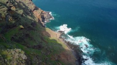 Atlantik Okyanusu kıyısındaki Punto Hedalgo yakınlarındaki köye kuşların bakış açısı. Kuzey Doğu Tenerife kıyısı.