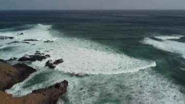 Atlantik Okyanusu kıyısındaki Punto Hedalgo yakınlarındaki köye kuşların bakış açısı. Kuzey Doğu Tenerife kıyısı.