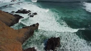Atlantik Okyanusu kıyısındaki Punto Hedalgo yakınlarındaki köye kuşların bakış açısı. Kuzey Doğu Tenerife kıyısı.