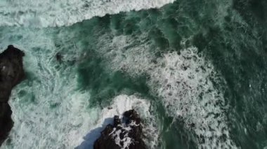 Atlantik Okyanusu kıyısındaki Punto Hedalgo yakınlarındaki köye kuşların bakış açısı. Kuzey Doğu Tenerife kıyısı.