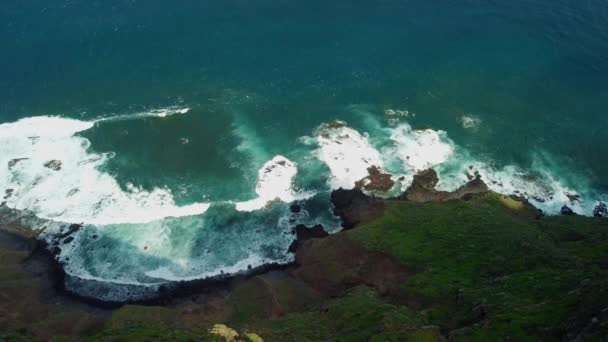 大西洋の海岸にあるPunto Hedalgo近くの村の鳥の目のビュー 北東部テネリフェ島沿岸 — ストック動画