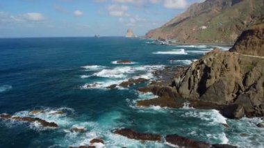 Okyanus kıyısındaki köyün ve Anaga Kırsal Parkı, Tenerife, Kanarya Adaları 'ndaki dağların insansız hava aracı görüntüsü.
