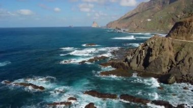 Okyanus kıyısındaki köyün ve Anaga Kırsal Parkı, Tenerife, Kanarya Adaları 'ndaki dağların insansız hava aracı görüntüsü.