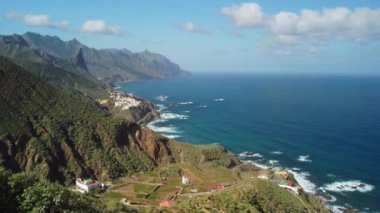 Okyanus kıyısındaki köyün ve Anaga Kırsal Parkı, Tenerife, Kanarya Adaları 'ndaki dağların insansız hava aracı görüntüsü.