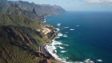 Okyanus kıyısındaki köyün ve Anaga Kırsal Parkı, Tenerife, Kanarya Adaları 'ndaki dağların insansız hava aracı görüntüsü.