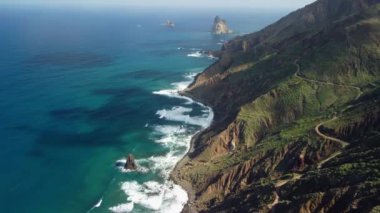 Okyanus kıyısındaki köyün ve Anaga Kırsal Parkı, Tenerife, Kanarya Adaları 'ndaki dağların insansız hava aracı görüntüsü.