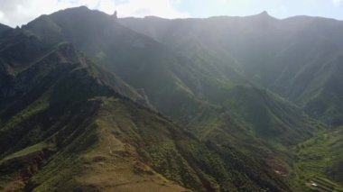 Okyanus kıyısındaki köyün ve Anaga Kırsal Parkı, Tenerife, Kanarya Adaları 'ndaki dağların insansız hava aracı görüntüsü.