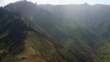 Okyanus kıyısındaki köyün ve Anaga Kırsal Parkı, Tenerife, Kanarya Adaları 'ndaki dağların insansız hava aracı görüntüsü.