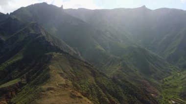 Okyanus kıyısındaki köyün ve Anaga Kırsal Parkı, Tenerife, Kanarya Adaları 'ndaki dağların insansız hava aracı görüntüsü.