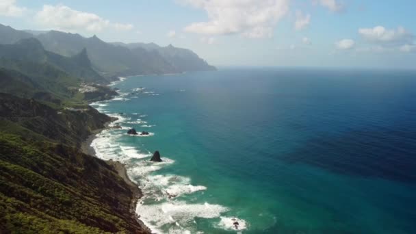 Vue Aérienne Par Drone Village Près Côte Océanique Des Montagnes — Video