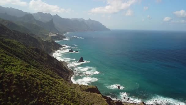 Widok Lotu Ptaka Wioskę Pobliżu Wybrzeża Oceanu Gór Parku Wsi — Wideo stockowe